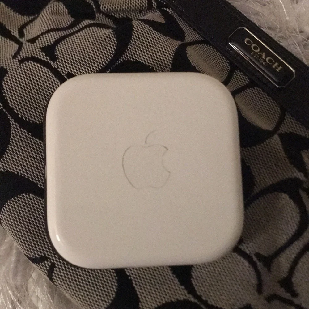 New In Case Apple EarPods Headphones - Picture 2 of 4